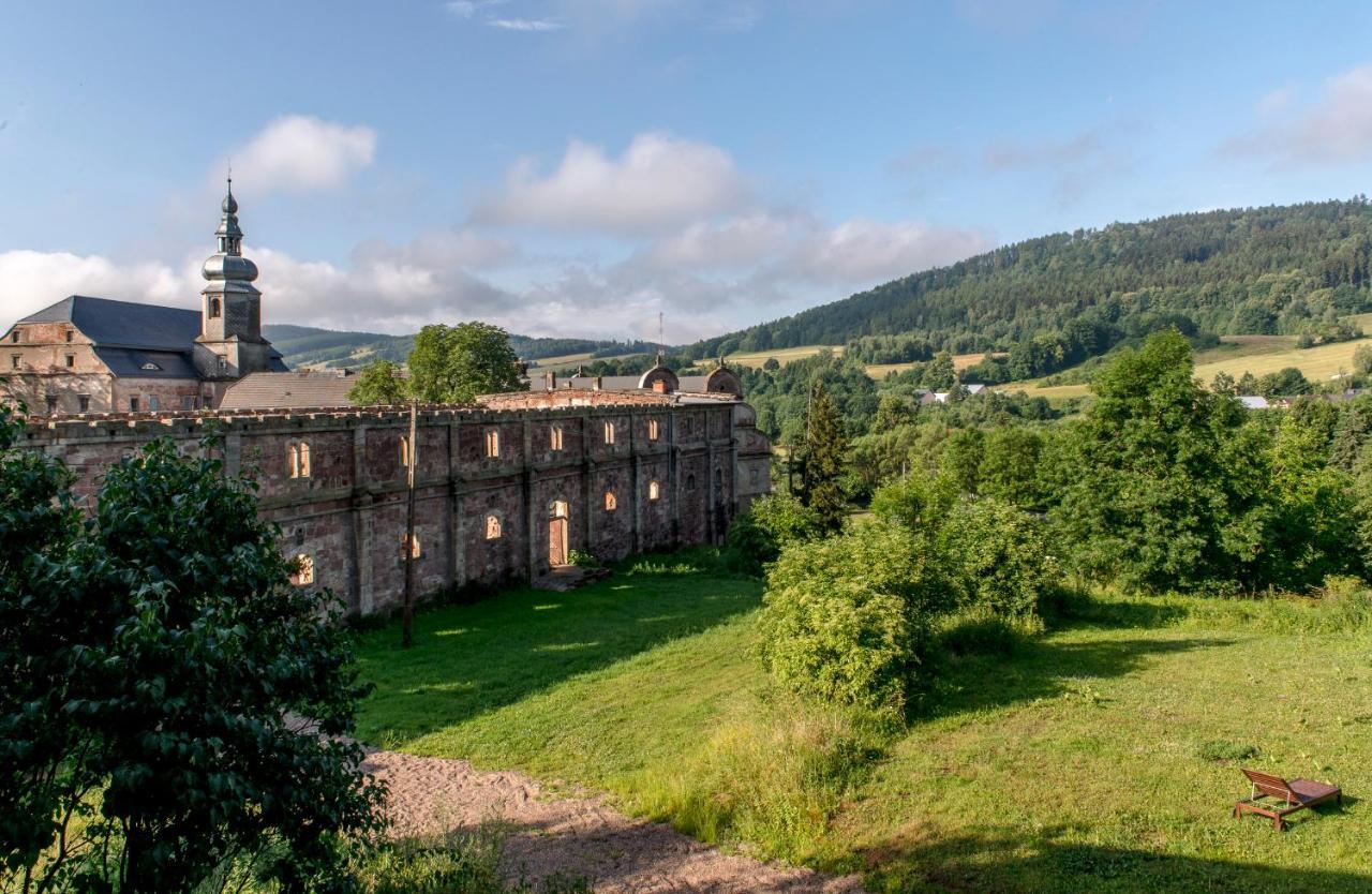 Zamek Sarny - Schloss Scharfeneck Kłodzko Eksteriør billede