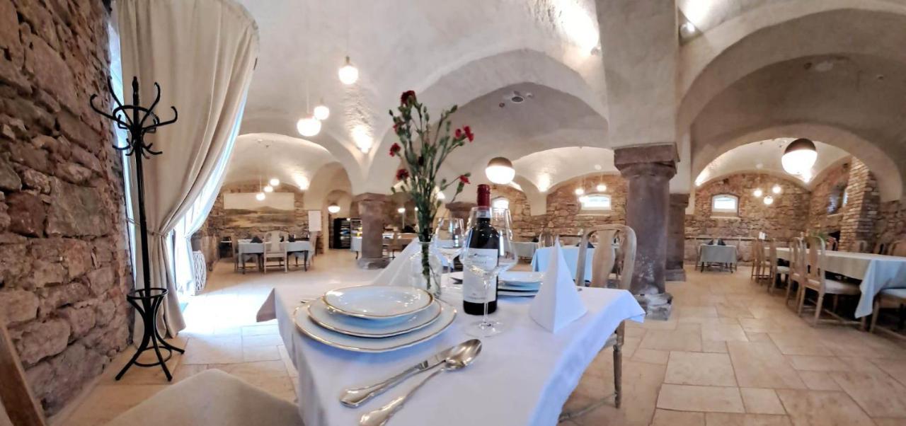 Zamek Sarny - Schloss Scharfeneck Kłodzko Eksteriør billede