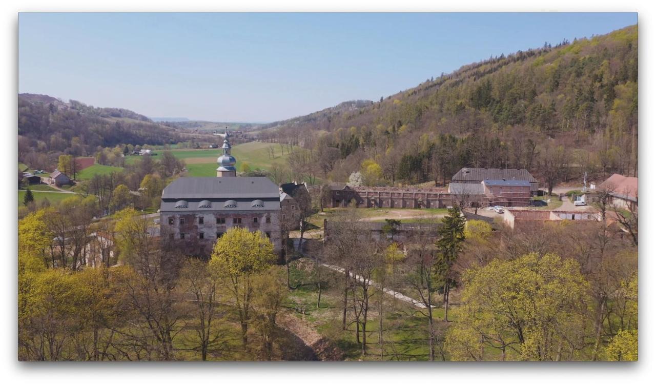Zamek Sarny - Schloss Scharfeneck Kłodzko Eksteriør billede